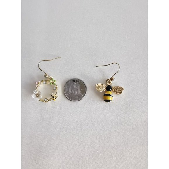 Brand New 14K Gold Plated Flower Wreath and Bee Crystal Earrings - Picture 9 of 10